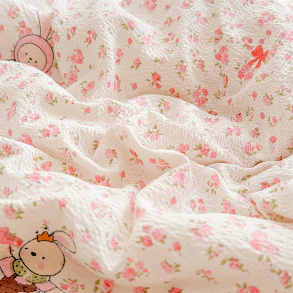 91家纺网 家纺一手货源 找家纺 2026新款A类新疆棉花夏凉被加宽包边水洗棉卡通印花吸湿透气棉花夏被空调被 云感花彩兔