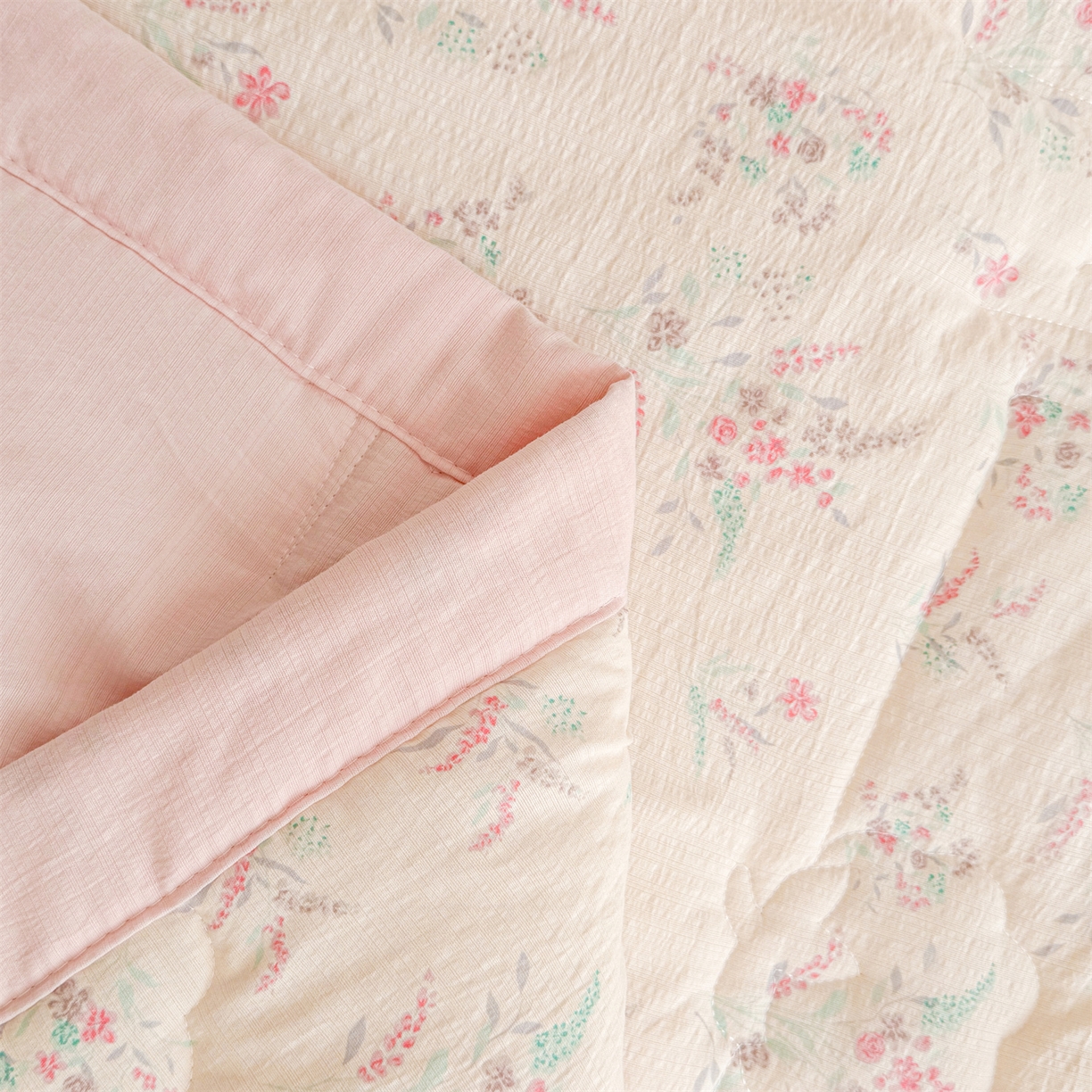 91家纺网 家纺一手货源 找家纺 2026新款A类新疆棉花夏凉被加宽包边水洗棉卡通印花吸湿透气棉花夏被空调被 云感花之蔓