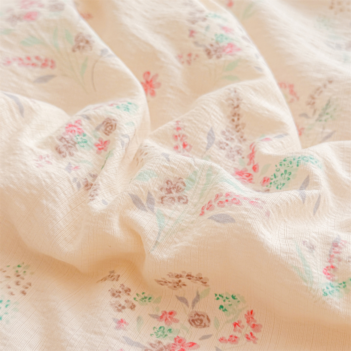 91家纺网 家纺一手货源 找家纺 2026新款A类新疆棉花夏凉被加宽包边水洗棉卡通印花吸湿透气棉花夏被空调被 云感花之蔓