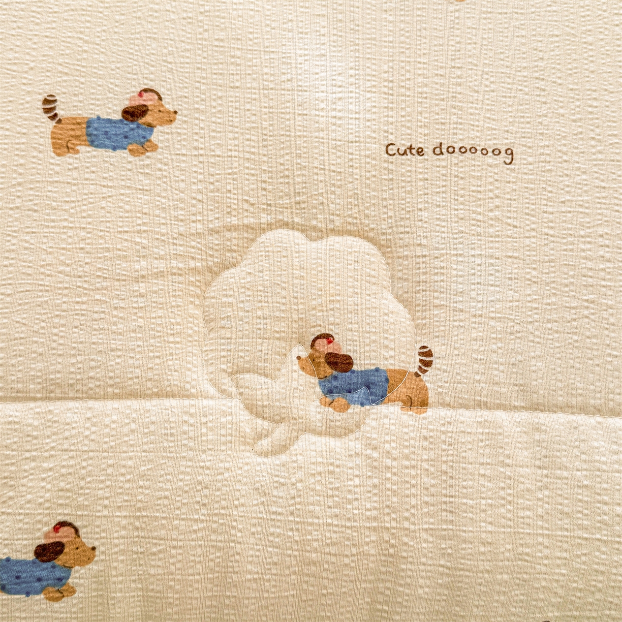 91家纺网 家纺一手货源 找家纺 2026新款A类新疆棉花夏凉被加宽包边水洗棉卡通印花吸湿透气棉花夏被空调被 云感腊肠狗