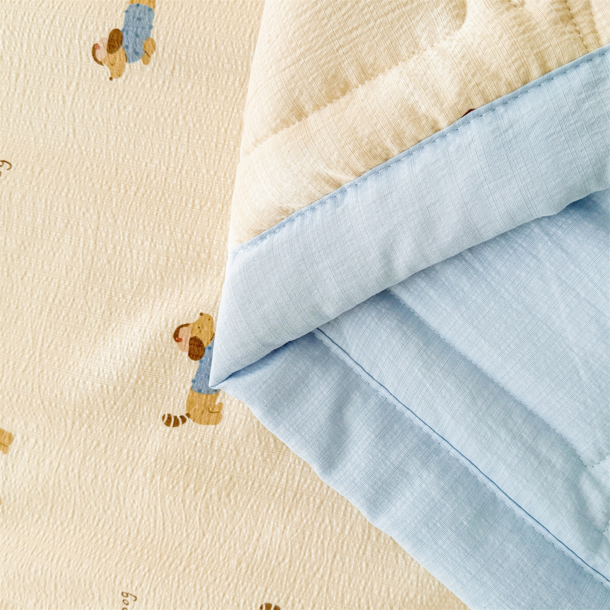 91家纺网 家纺一手货源 找家纺 2026新款A类新疆棉花夏凉被加宽包边水洗棉卡通印花吸湿透气棉花夏被空调被 云感腊肠狗