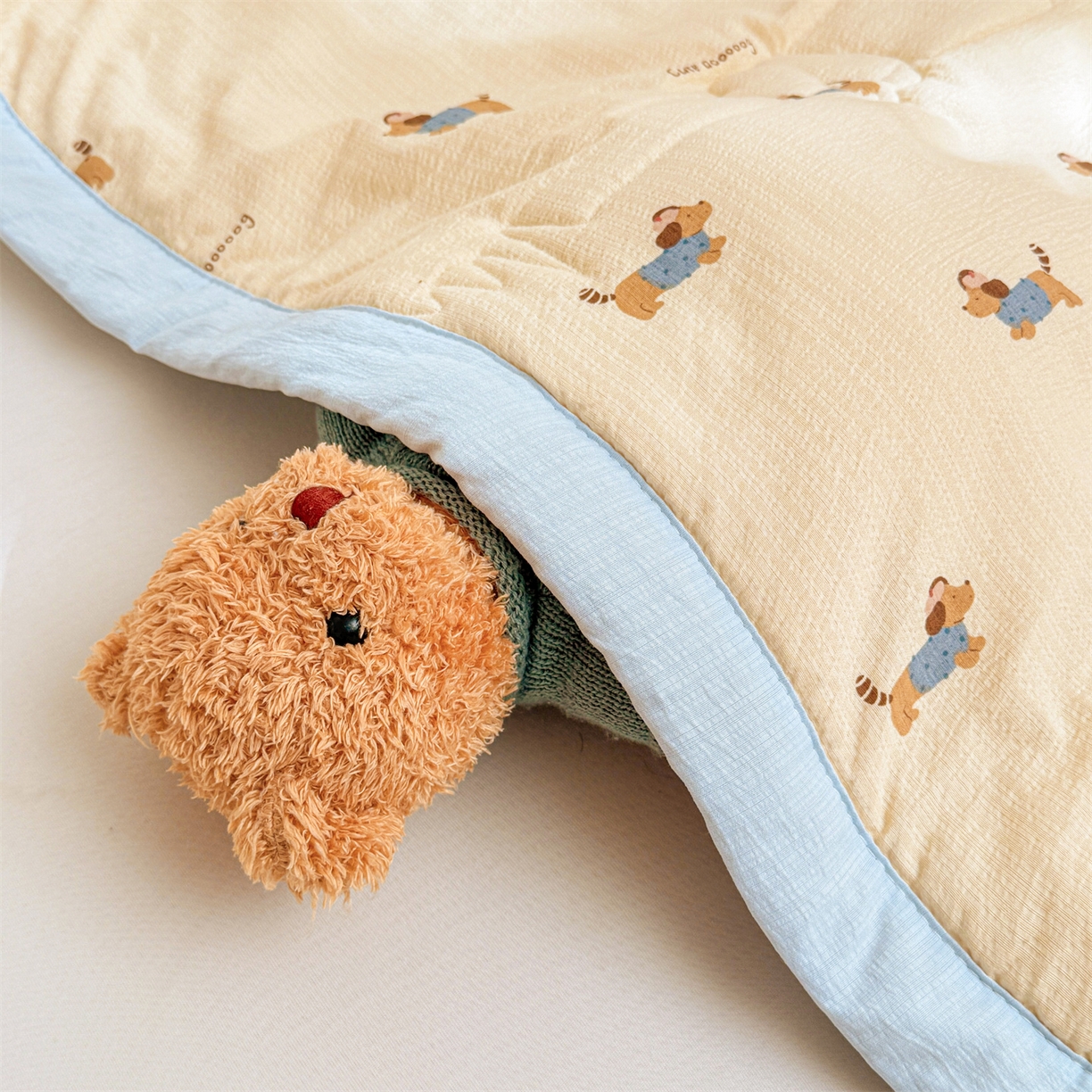 91家纺网 家纺一手货源 找家纺 2026新款A类新疆棉花夏凉被加宽包边水洗棉卡通印花吸湿透气棉花夏被空调被 云感腊肠狗