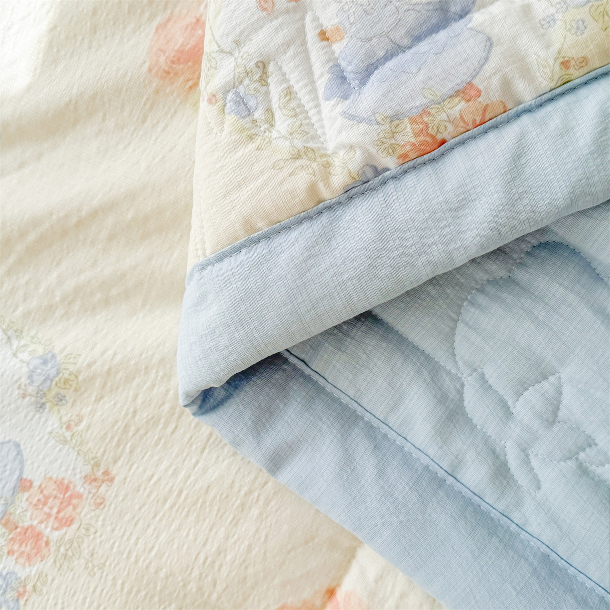 91家纺网 家纺一手货源 找家纺 2026新款A类新疆棉花夏凉被加宽包边水洗棉卡通印花吸湿透气棉花夏被空调被 云感派对