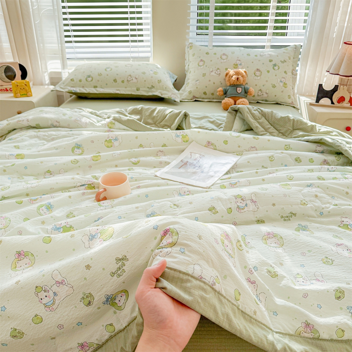 91家纺网 家纺一手货源 找家纺 2026新款A类新疆棉花夏凉被加宽包边水洗棉卡通印花吸湿透气棉花夏被空调被 云感青苹果