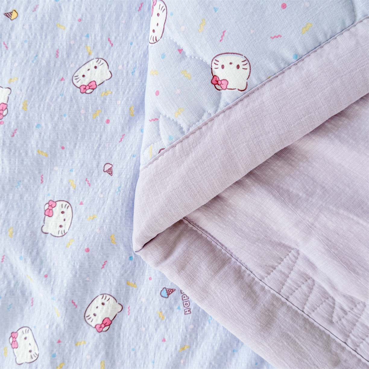 91家纺网 家纺一手货源 找家纺 2026新款A类新疆棉花夏凉被加宽包边水洗棉卡通印花吸湿透气棉花夏被空调被 云感瑞拉