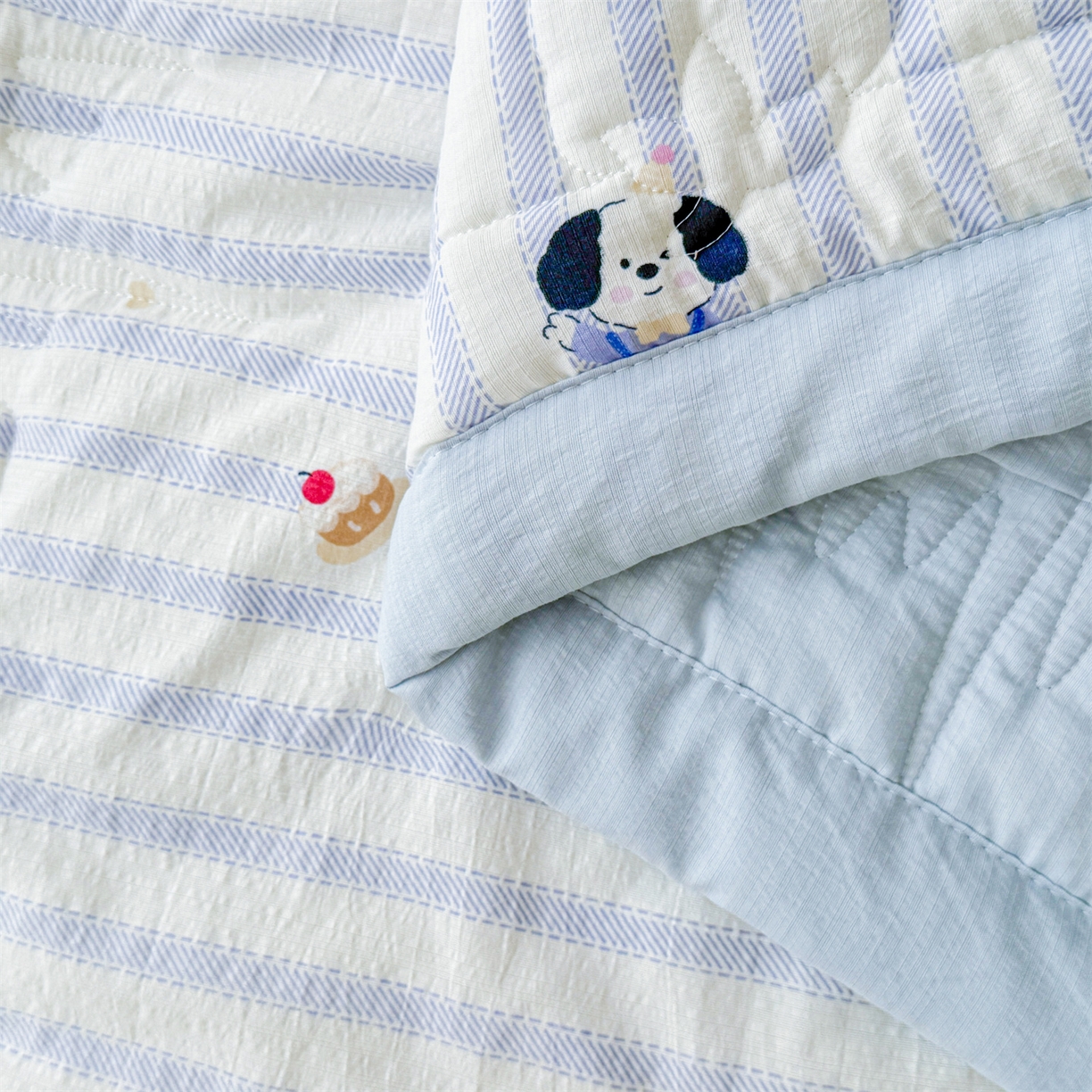 91家纺网 家纺一手货源 找家纺 2026新款A类新疆棉花夏凉被加宽包边水洗棉卡通印花吸湿透气棉花夏被空调被 云感生日狗