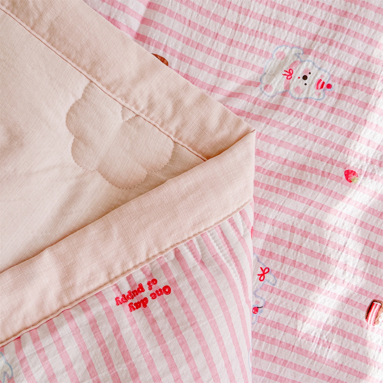 91家纺网 家纺一手货源 找家纺 2026新款A类新疆棉花夏凉被加宽包边水洗棉卡通印花吸湿透气棉花夏被空调被 云感生日派