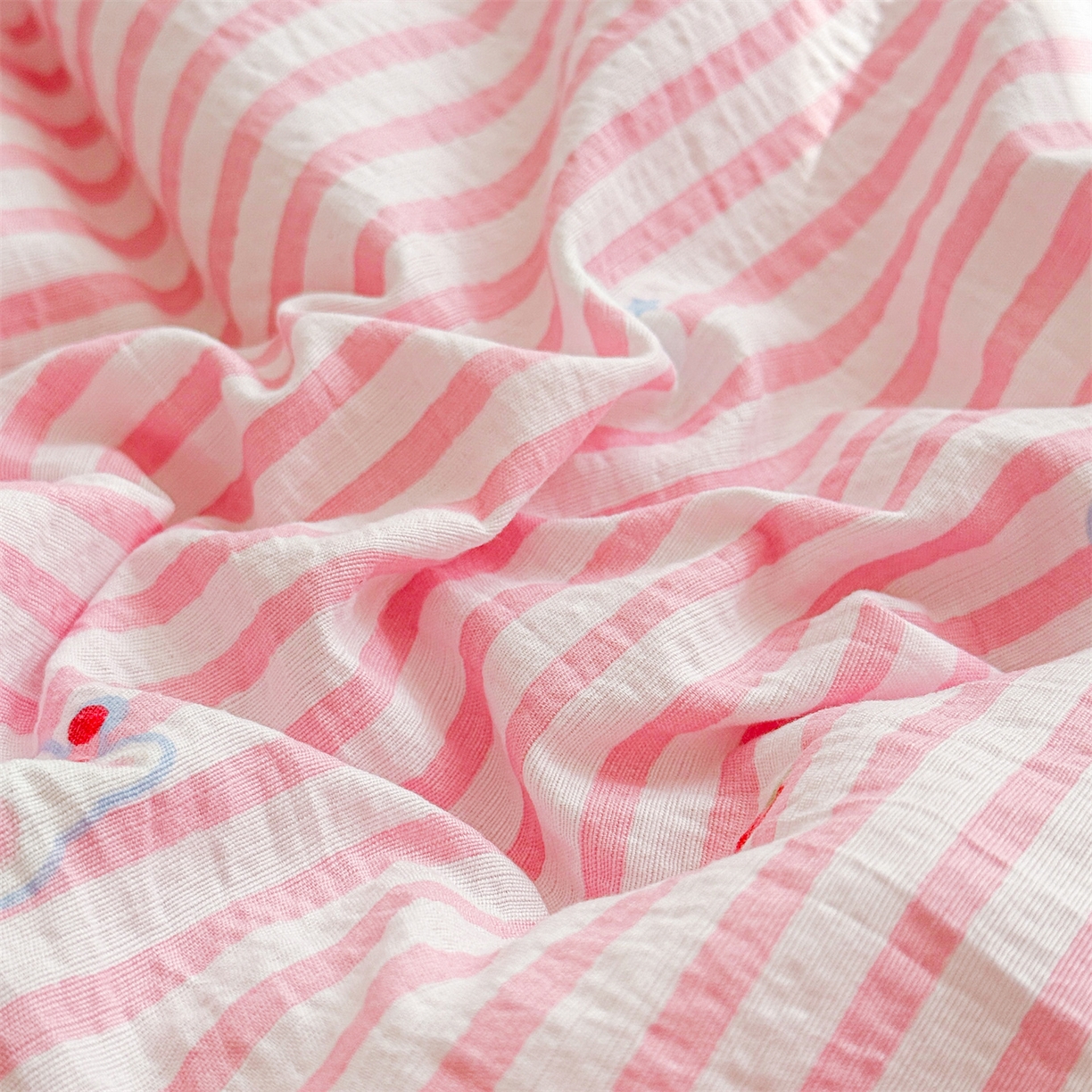 91家纺网 家纺一手货源 找家纺 2026新款A类新疆棉花夏凉被加宽包边水洗棉卡通印花吸湿透气棉花夏被空调被 云感生日派