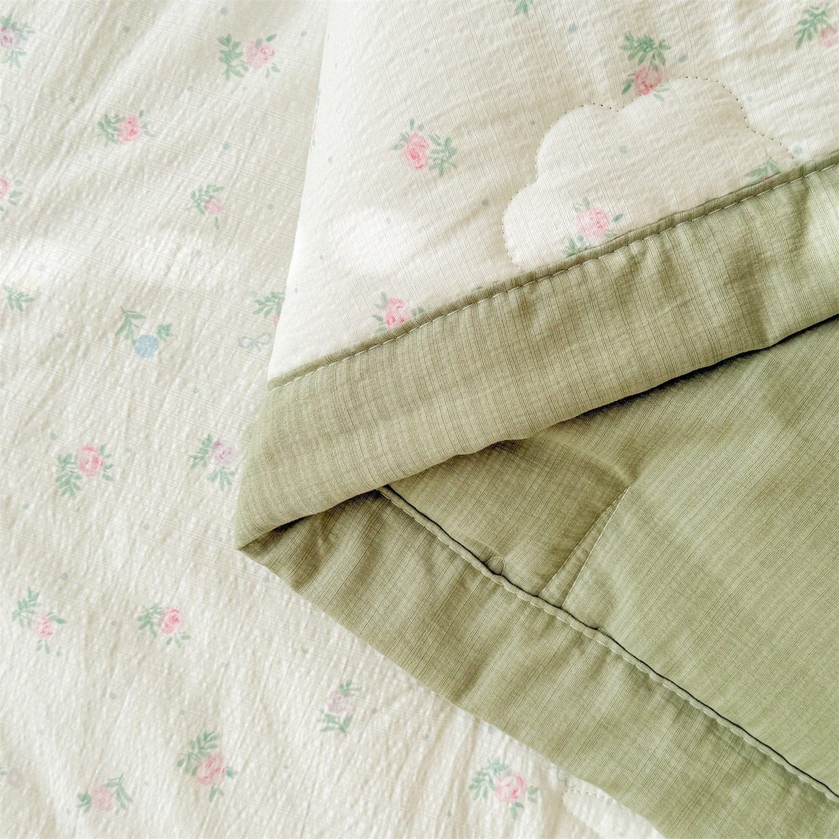 91家纺网 家纺一手货源 找家纺 2026新款A类新疆棉花夏凉被加宽包边水洗棉卡通印花吸湿透气棉花夏被空调被 云感小繁花