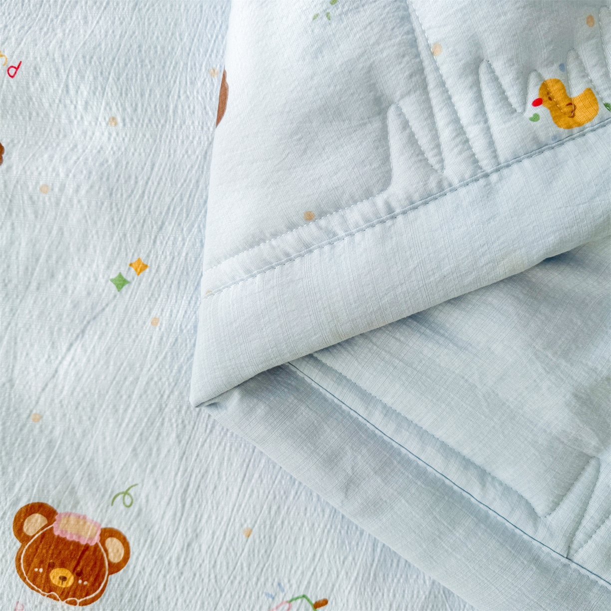 91家纺网 家纺一手货源 找家纺 2026新款A类新疆棉花夏凉被加宽包边水洗棉卡通印花吸湿透气棉花夏被空调被 云感小熊