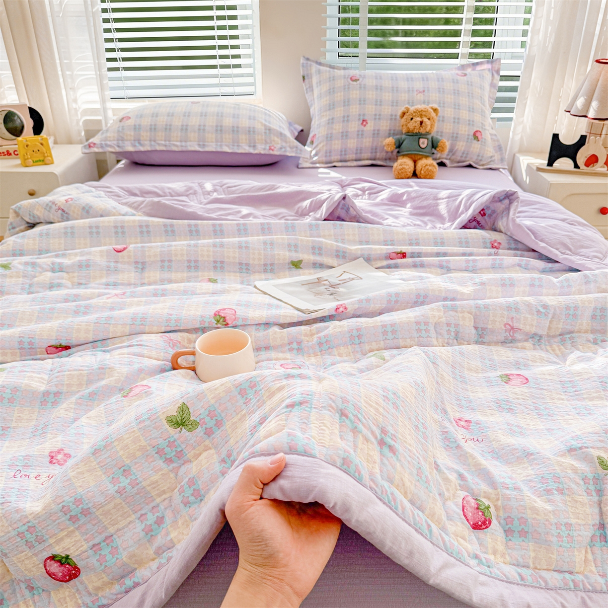 91家纺网 家纺一手货源 找家纺 2026新款A类新疆棉花夏凉被加宽包边水洗棉卡通印花吸湿透气棉花夏被空调被 云感星星草莓