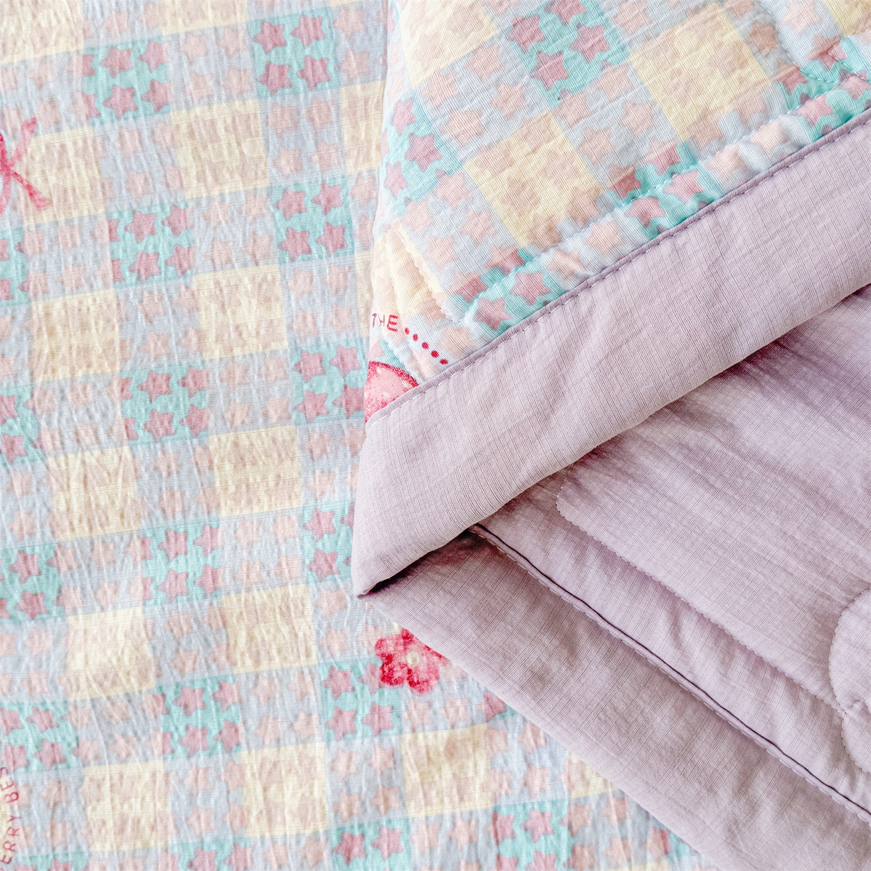 91家纺网 家纺一手货源 找家纺 2026新款A类新疆棉花夏凉被加宽包边水洗棉卡通印花吸湿透气棉花夏被空调被 云感星星草莓