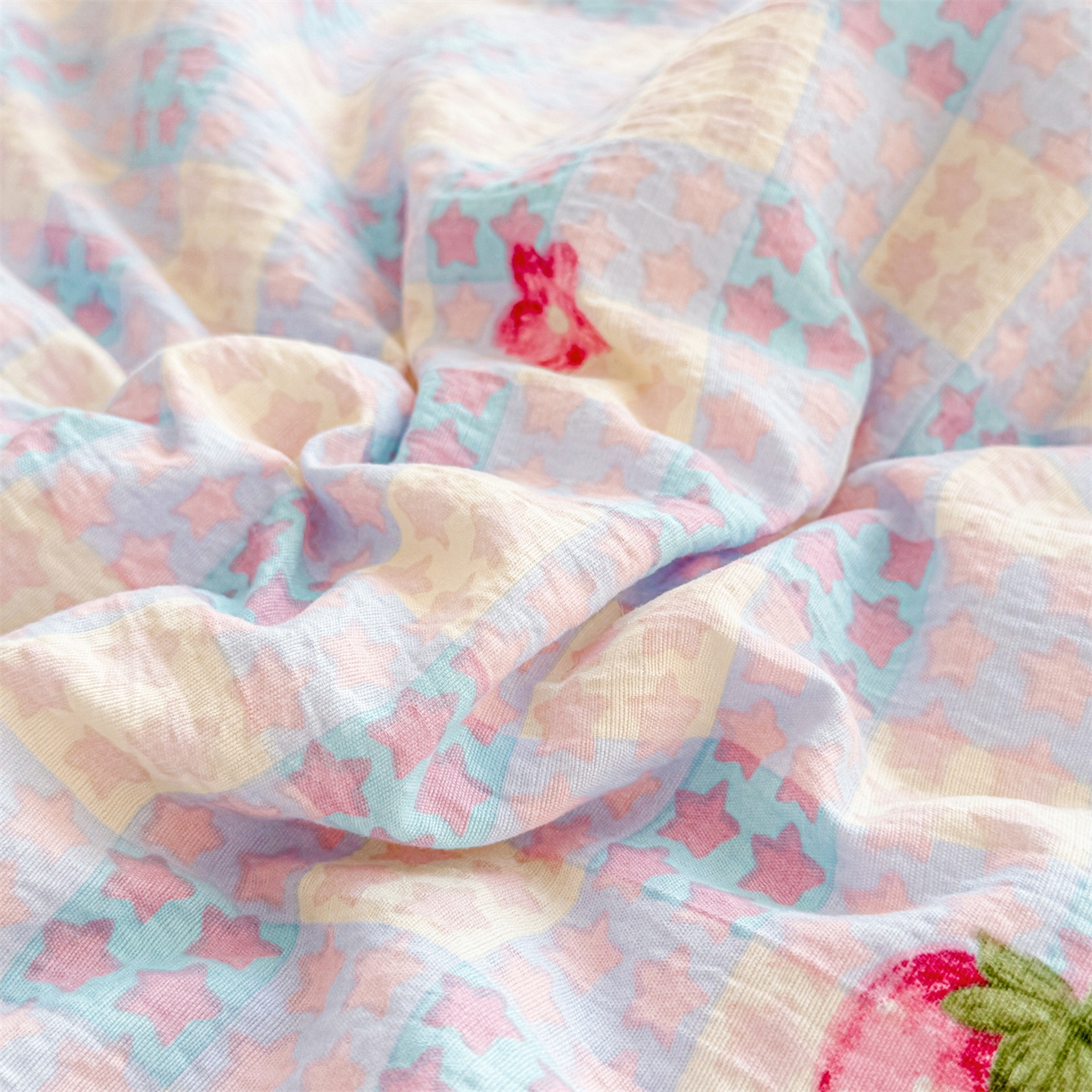 91家纺网 家纺一手货源 找家纺 2026新款A类新疆棉花夏凉被加宽包边水洗棉卡通印花吸湿透气棉花夏被空调被 云感星星草莓