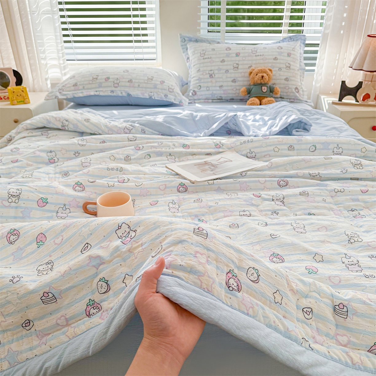 91家纺网 家纺一手货源 找家纺 2026新款A类新疆棉花夏凉被加宽包边水洗棉卡通印花吸湿透气棉花夏被空调被 云感幸运喵