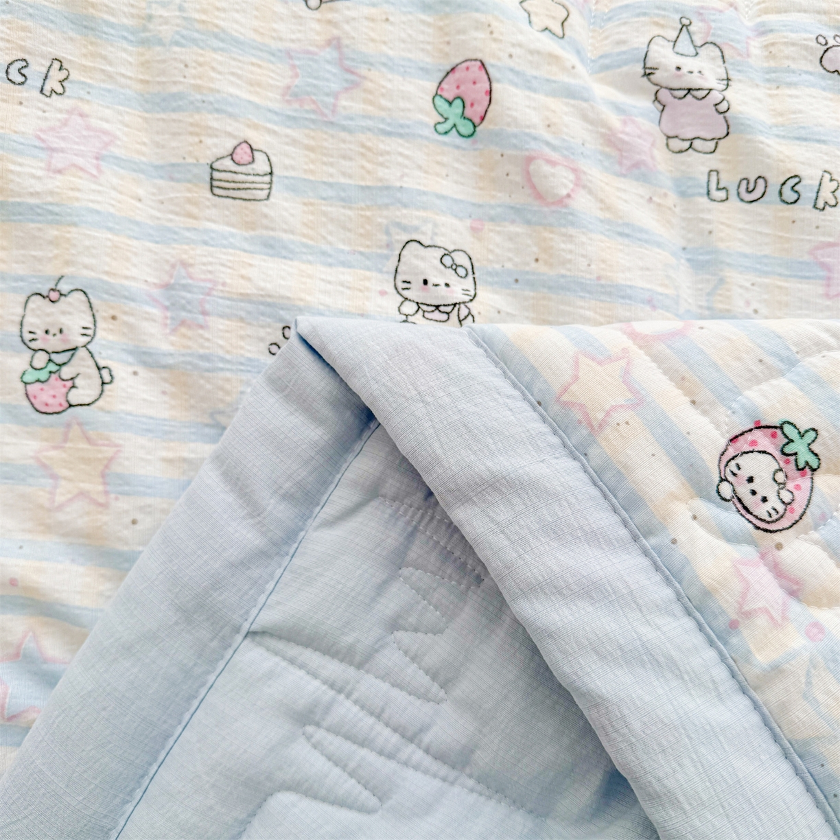 91家纺网 家纺一手货源 找家纺 2026新款A类新疆棉花夏凉被加宽包边水洗棉卡通印花吸湿透气棉花夏被空调被 云感幸运喵