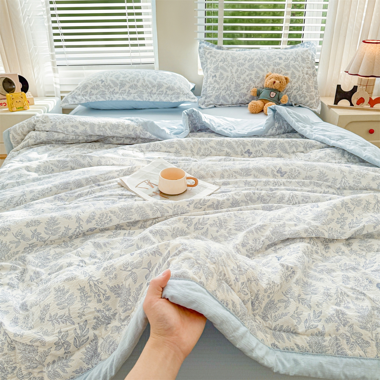 91家纺网 家纺一手货源 找家纺 2026新款A类新疆棉花夏凉被加宽包边水洗棉卡通印花吸湿透气棉花夏被空调被 云感叶初语