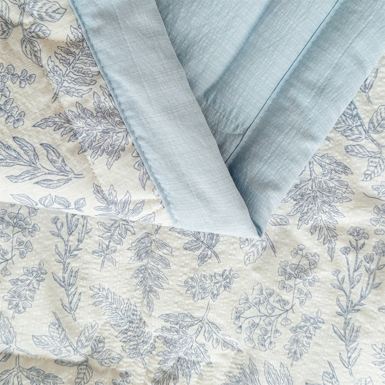 91家纺网 家纺一手货源 找家纺 2026新款A类新疆棉花夏凉被加宽包边水洗棉卡通印花吸湿透气棉花夏被空调被 云感叶初语