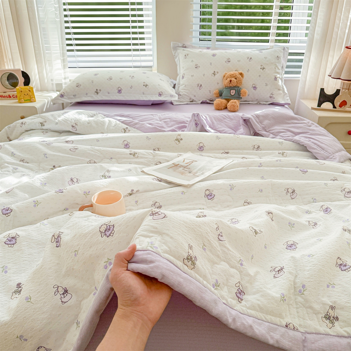 91家纺网 家纺一手货源 找家纺 2026新款A类新疆棉花夏凉被加宽包边水洗棉卡通印花吸湿透气棉花夏被空调被 云感郁金兔