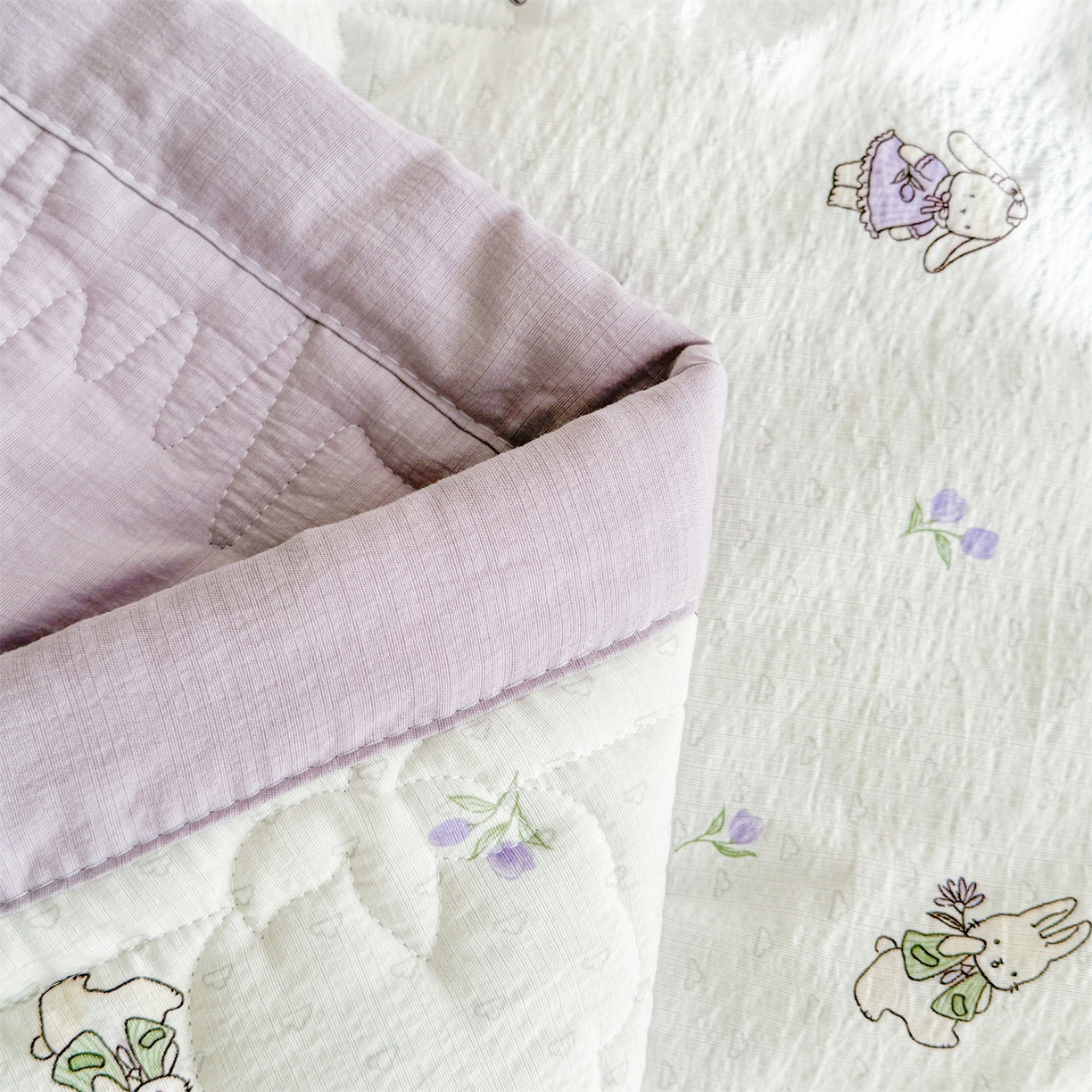 91家纺网 家纺一手货源 找家纺 2026新款A类新疆棉花夏凉被加宽包边水洗棉卡通印花吸湿透气棉花夏被空调被 云感郁金兔