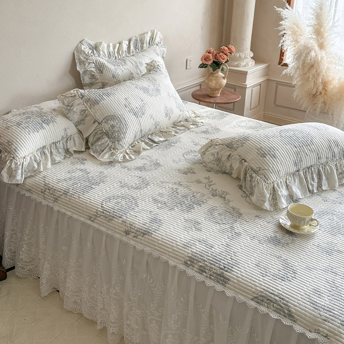 91家纺网 家纺一手货源 找家纺 瑞宝 2026新款法式全棉印花床裙三件套 淡陌