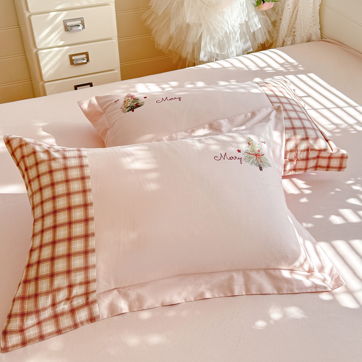 91家纺网 家纺一手货源 找家纺 艾唯希家纺 2026新款优质全棉纯棉工艺刺绣四件套幸运树 幸运树-粉色