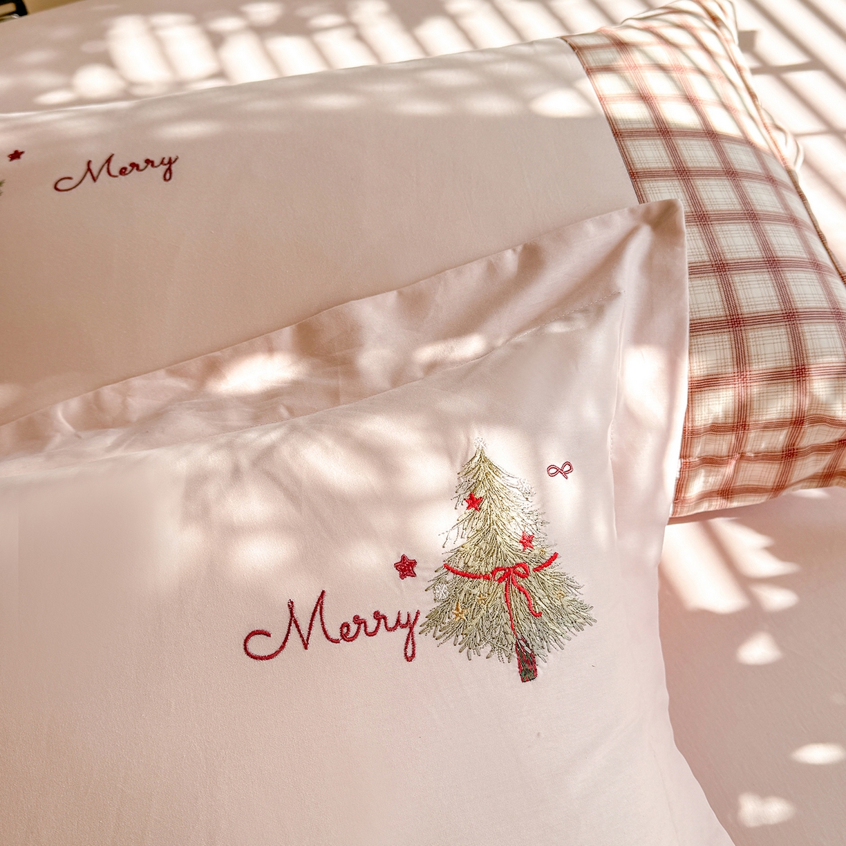 91家纺网 家纺一手货源 找家纺 艾唯希家纺 2026新款优质全棉纯棉工艺刺绣四件套幸运树 幸运树-粉色