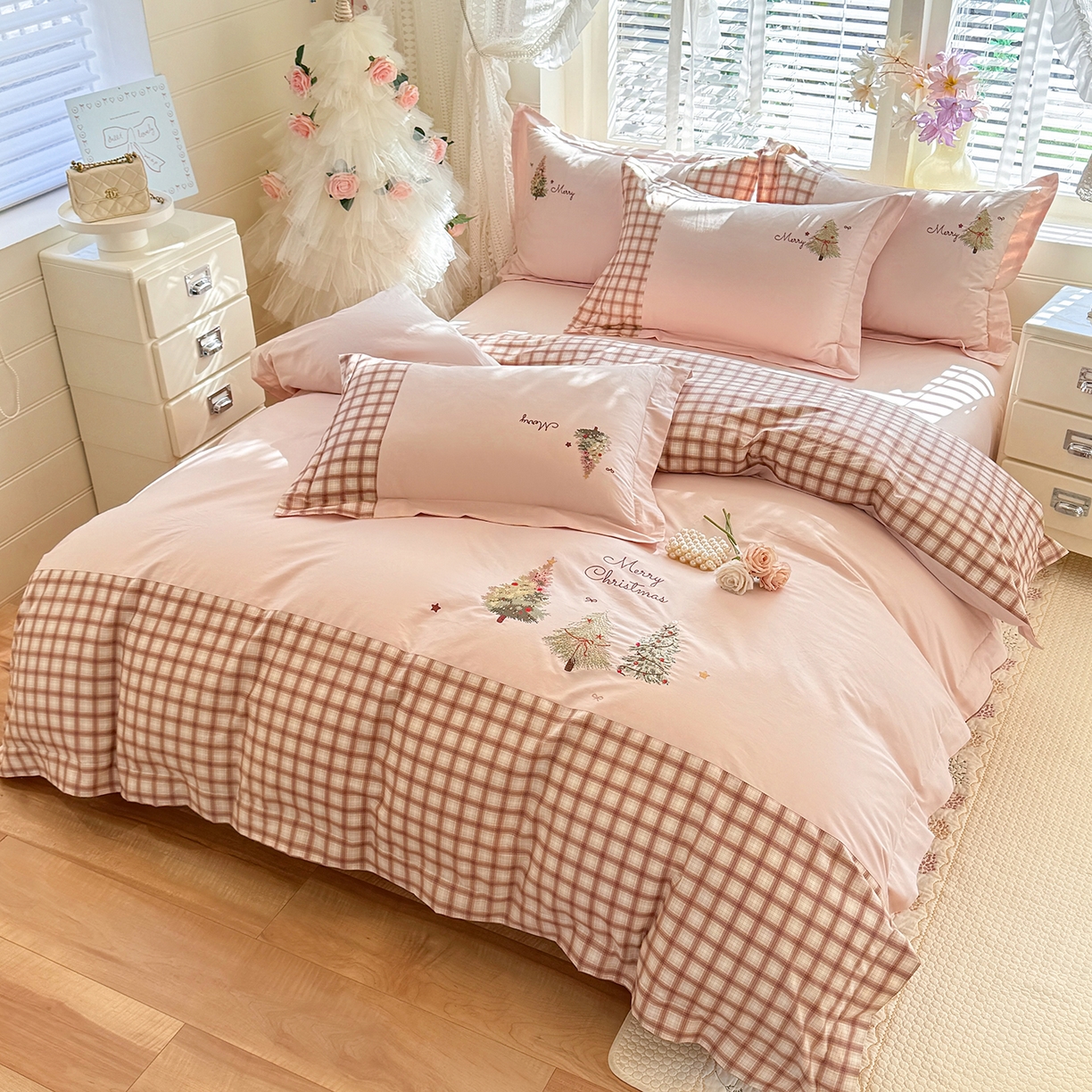 91家纺网 家纺一手货源 找家纺 艾唯希家纺 2026新款优质全棉纯棉工艺刺绣四件套幸运树 幸运树-粉色