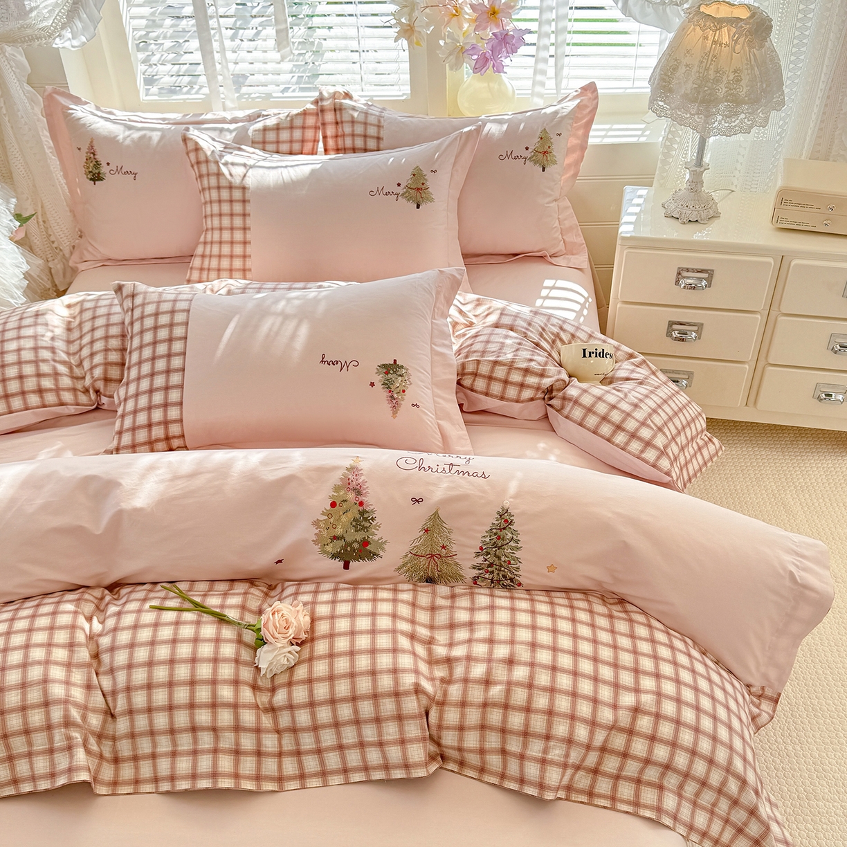 91家纺网 家纺一手货源 找家纺 艾唯希家纺 2026新款优质全棉纯棉工艺刺绣四件套幸运树 幸运树-粉色