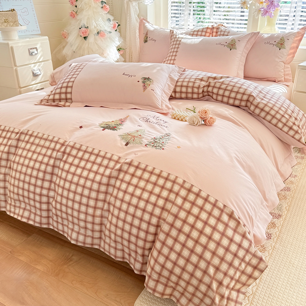 91家纺网 家纺一手货源 找家纺 艾唯希家纺 2026新款优质全棉纯棉工艺刺绣四件套幸运树 幸运树-粉色