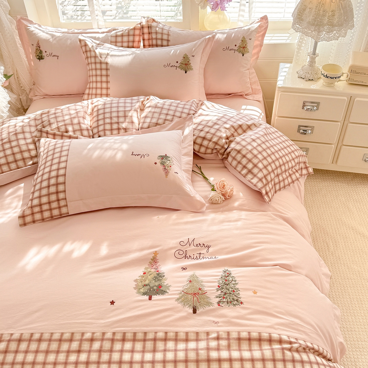 91家纺网 家纺一手货源 找家纺 艾唯希家纺 2026新款优质全棉纯棉工艺刺绣四件套幸运树 幸运树-粉色