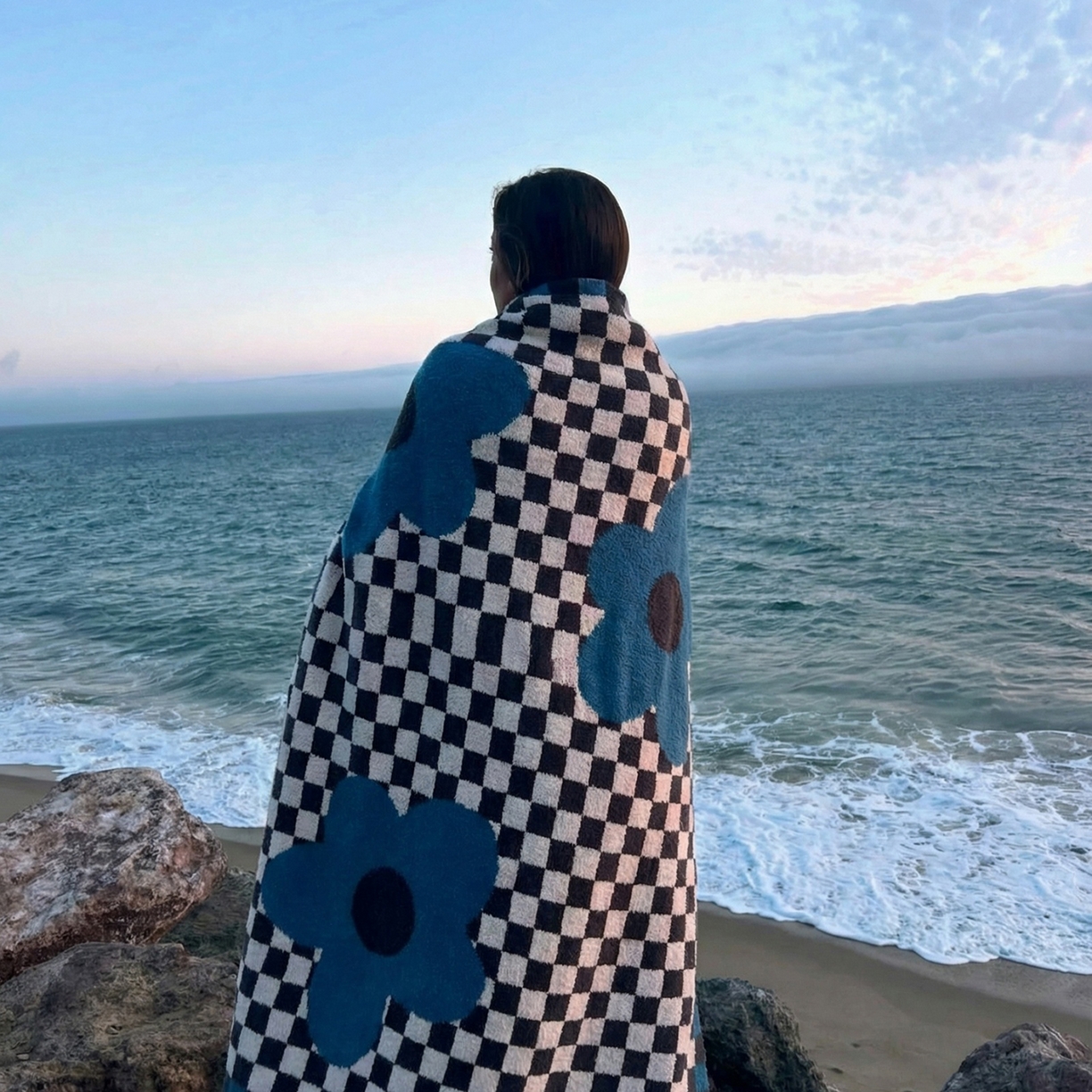 91家纺网 家纺一手货源 找家纺 暖绵绵家纺 2026新款半边绒软糯棋盘花镜盖毯-艾莎 艾莎-蓝色