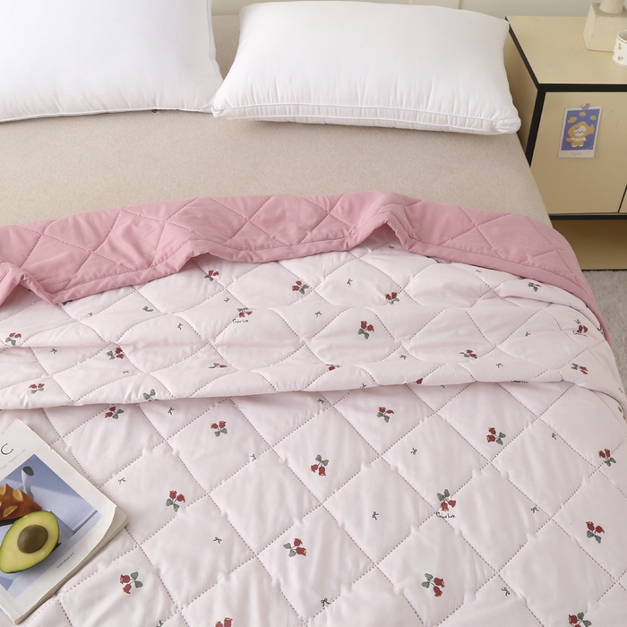 91家纺网 家纺一手货源 找家纺 被多多被业 2026新款水洗棉印花夏被空调被夏凉被 粉嘟爱情