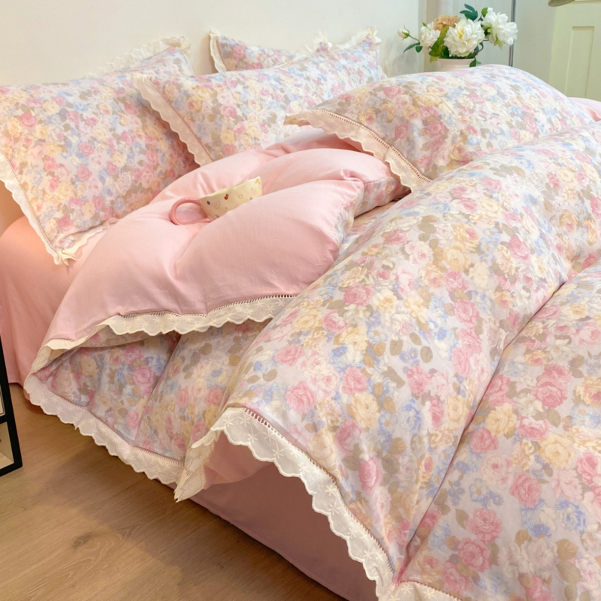 91家纺网 家纺一手货源 找家纺 红淳家纺 2026新款全棉A类双层纱四件套 科莫花园-粉（花边款）