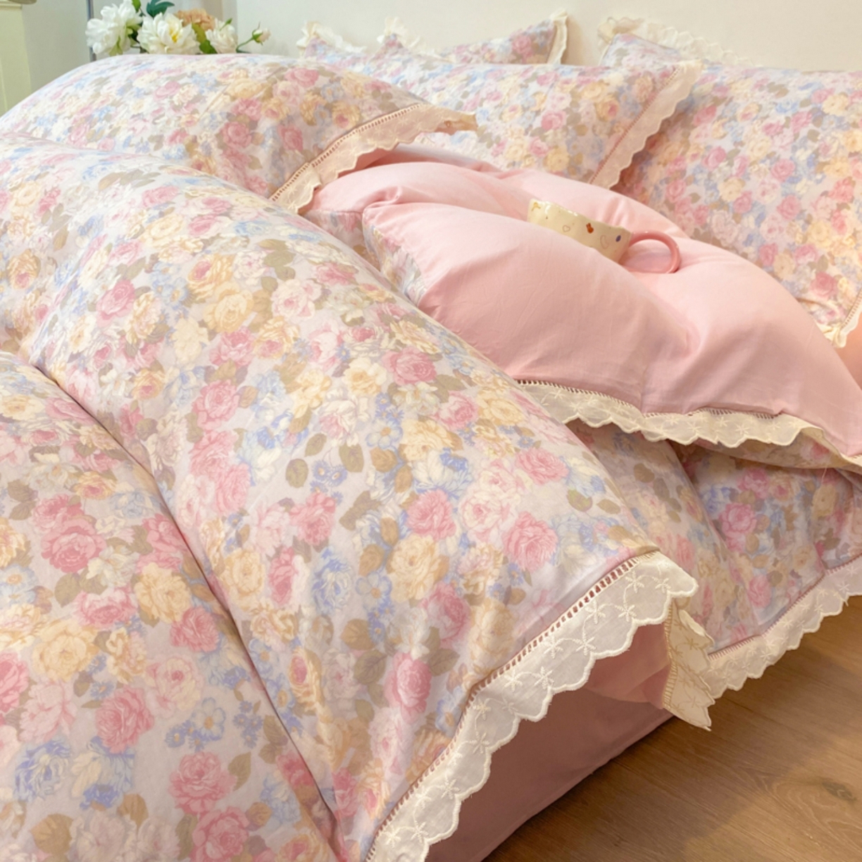 91家纺网 家纺一手货源 找家纺 红淳家纺 2026新款全棉A类双层纱四件套 科莫花园-粉（花边款）