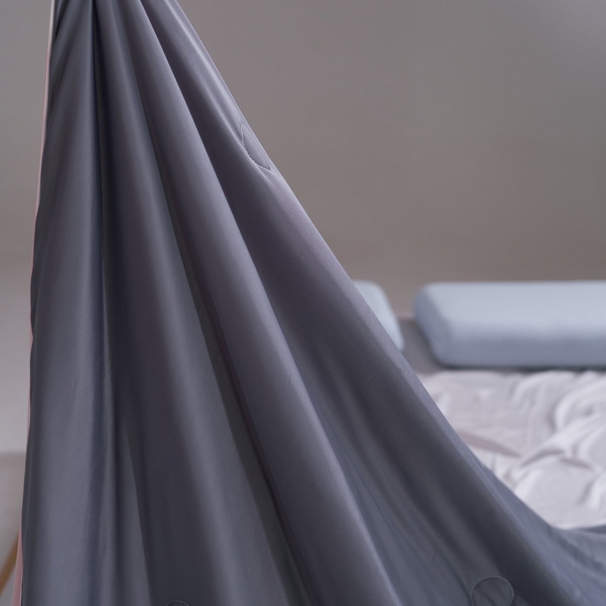 91家纺网 家纺一手货源 找家纺 佳轩家纺 2026新款超柔凉感丝夏被夏凉被空调被 雾灰粉