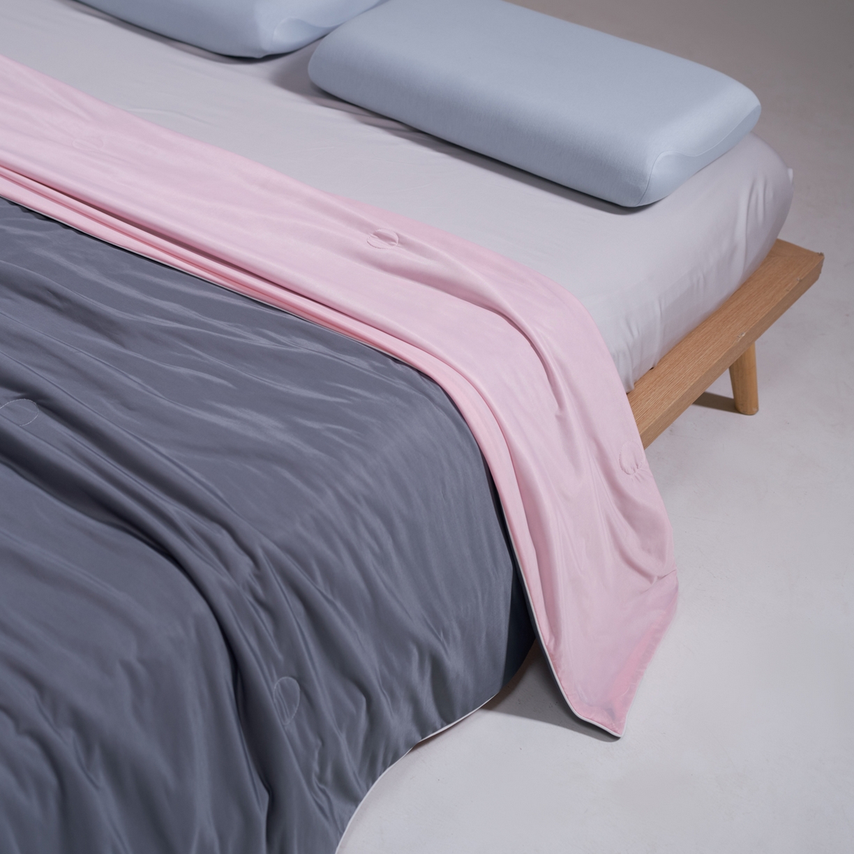 91家纺网 家纺一手货源 找家纺 佳轩家纺 2026新款超柔凉感丝夏被夏凉被空调被 雾灰粉