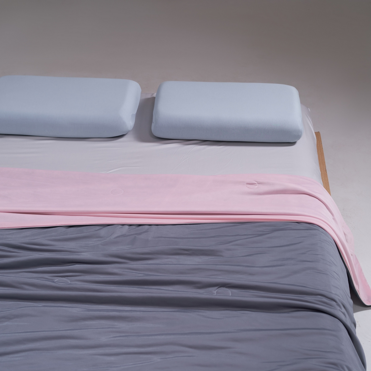 91家纺网 家纺一手货源 找家纺 佳轩家纺 2026新款超柔凉感丝夏被夏凉被空调被 雾灰粉