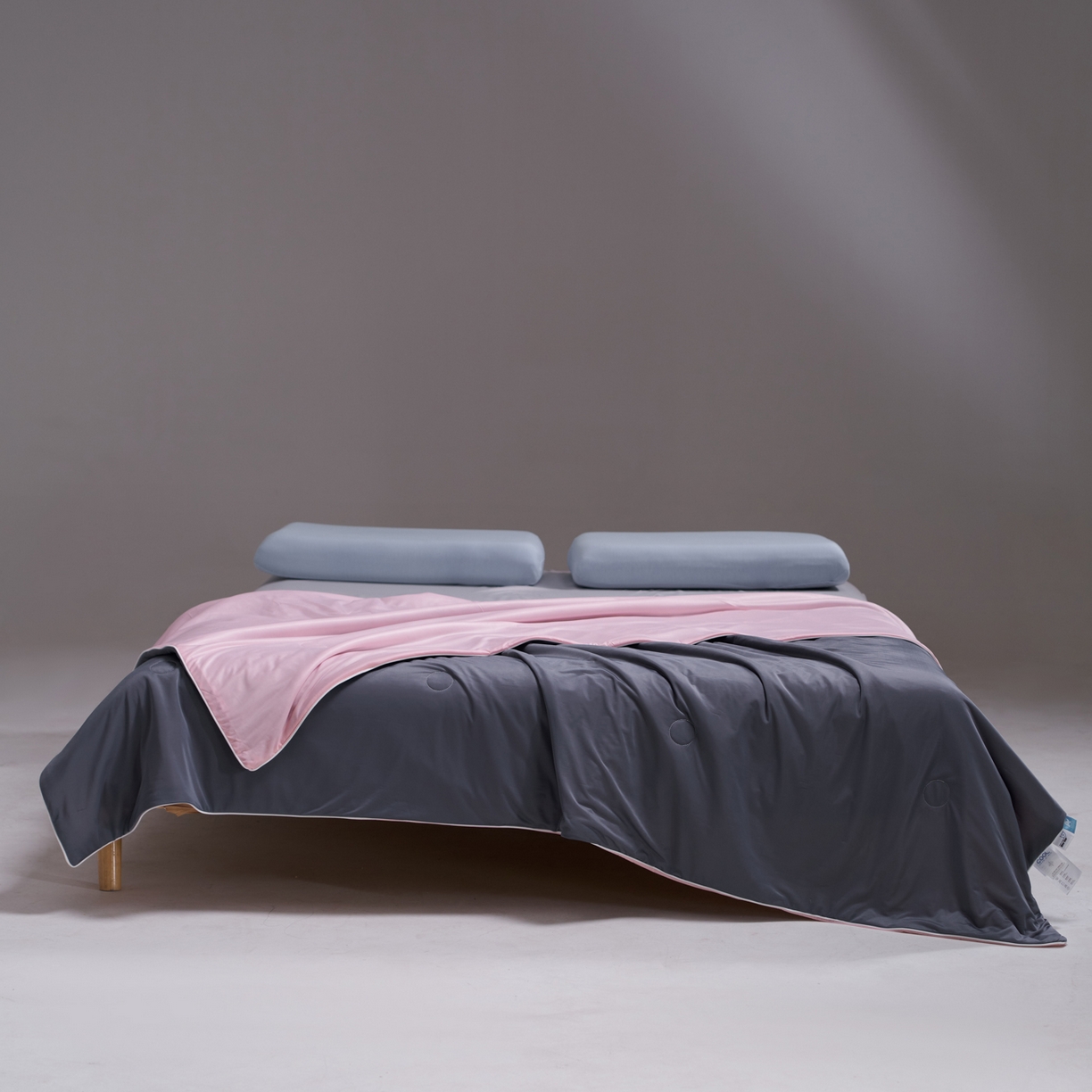 91家纺网 家纺一手货源 找家纺 佳轩家纺 2026新款超柔凉感丝夏被夏凉被空调被 雾灰粉