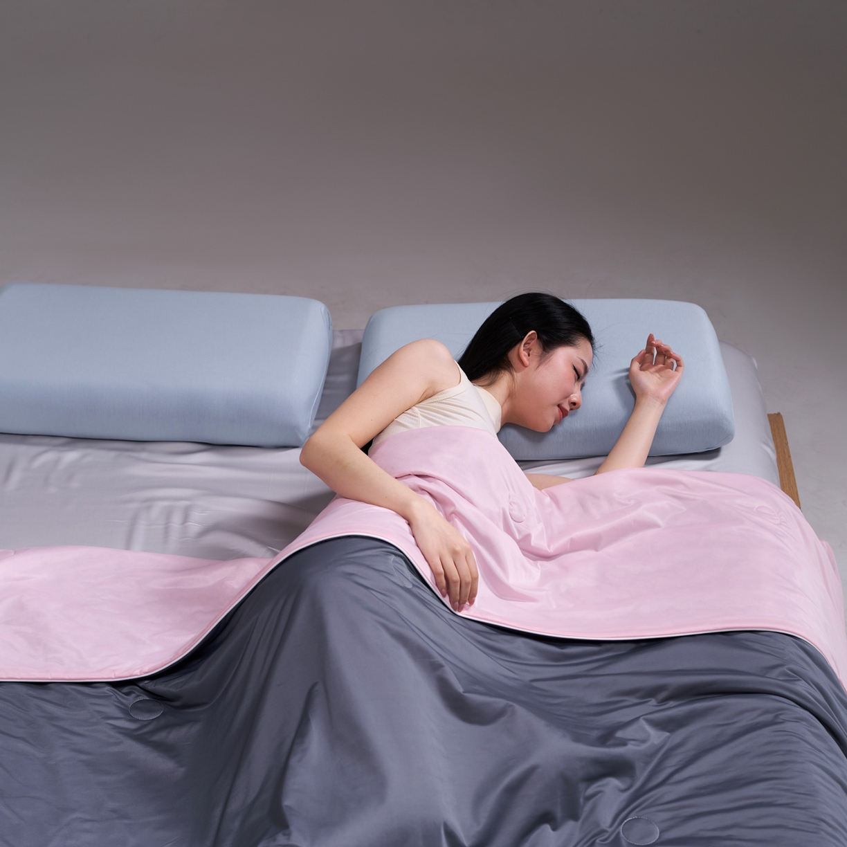 91家纺网 家纺一手货源 找家纺 佳轩家纺 2026新款超柔凉感丝夏被夏凉被空调被 雾灰粉