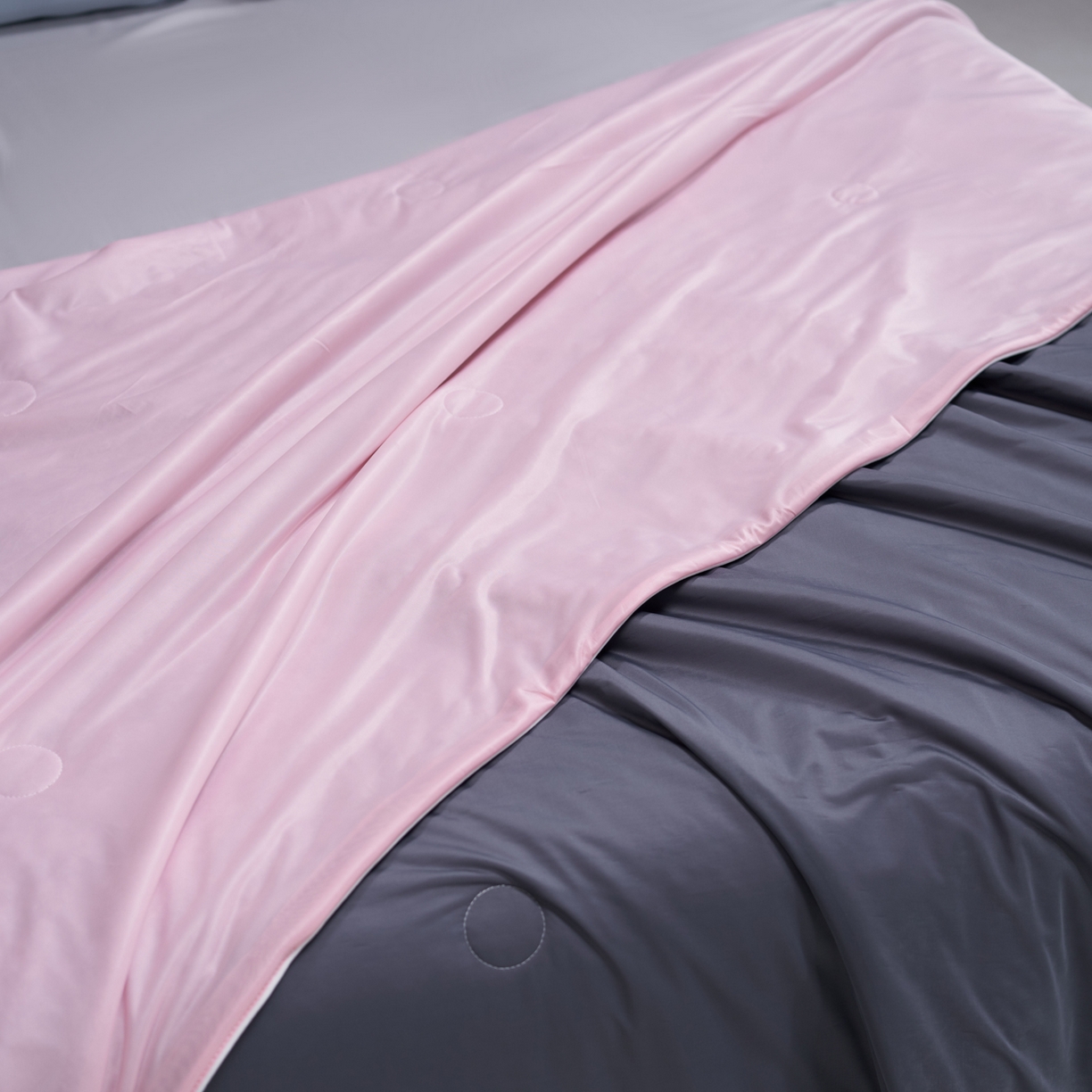 91家纺网 家纺一手货源 找家纺 佳轩家纺 2026新款超柔凉感丝夏被夏凉被空调被 雾灰粉