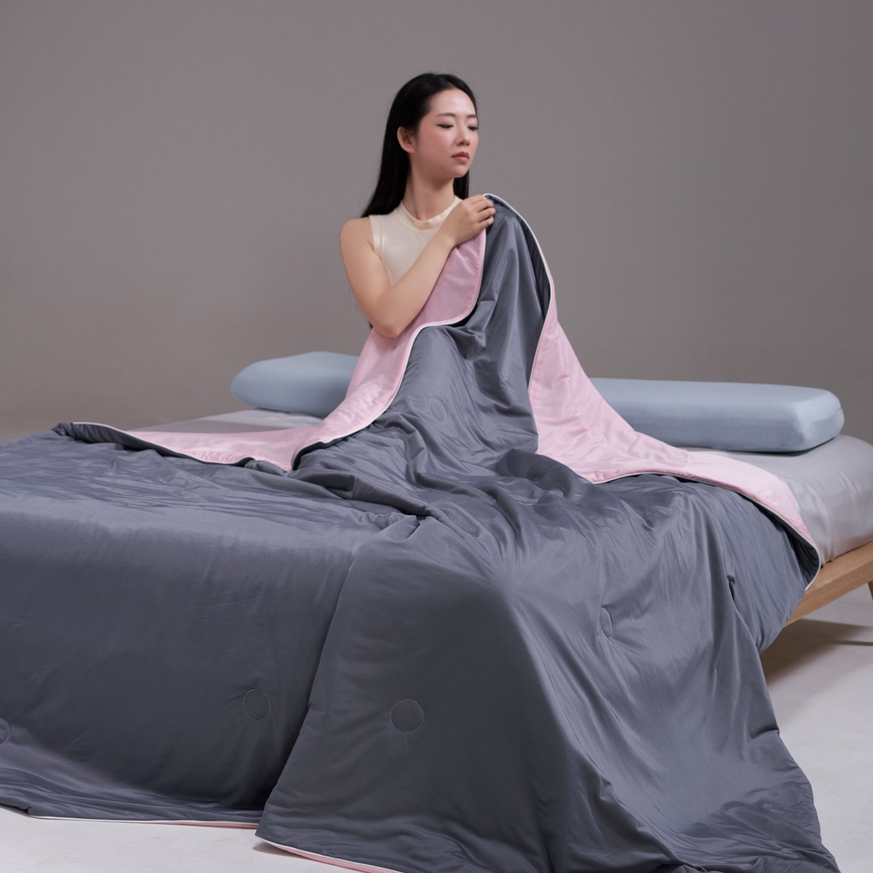 91家纺网 家纺一手货源 找家纺 佳轩家纺 2026新款超柔凉感丝夏被夏凉被空调被 雾灰粉