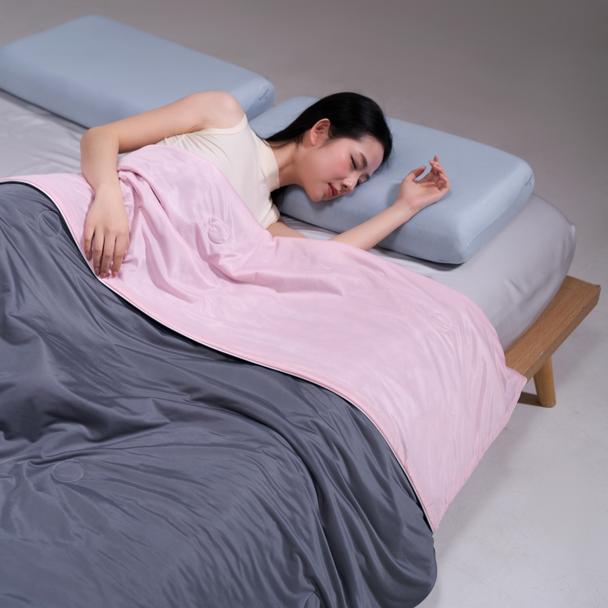 91家纺网 家纺一手货源 找家纺 佳轩家纺 2026新款超柔凉感丝夏被夏凉被空调被 雾灰粉