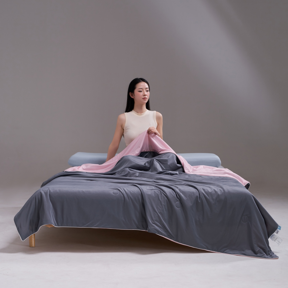 91家纺网 家纺一手货源 找家纺 佳轩家纺 2026新款超柔凉感丝夏被夏凉被空调被 雾灰粉