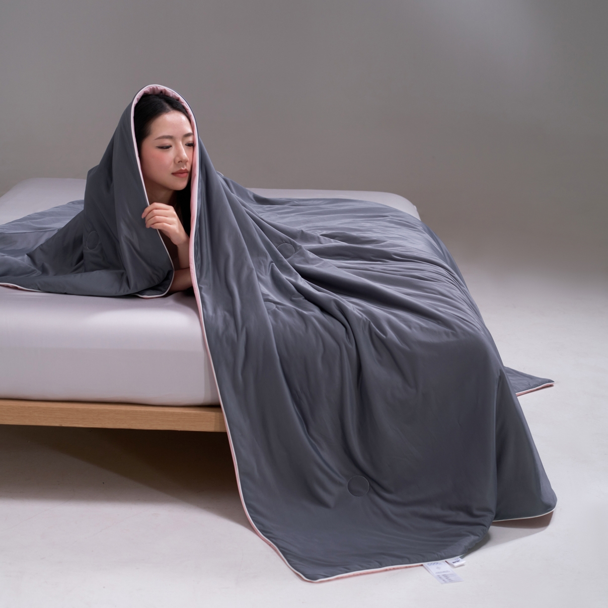 91家纺网 家纺一手货源 找家纺 佳轩家纺 2026新款超柔凉感丝夏被夏凉被空调被 雾灰粉