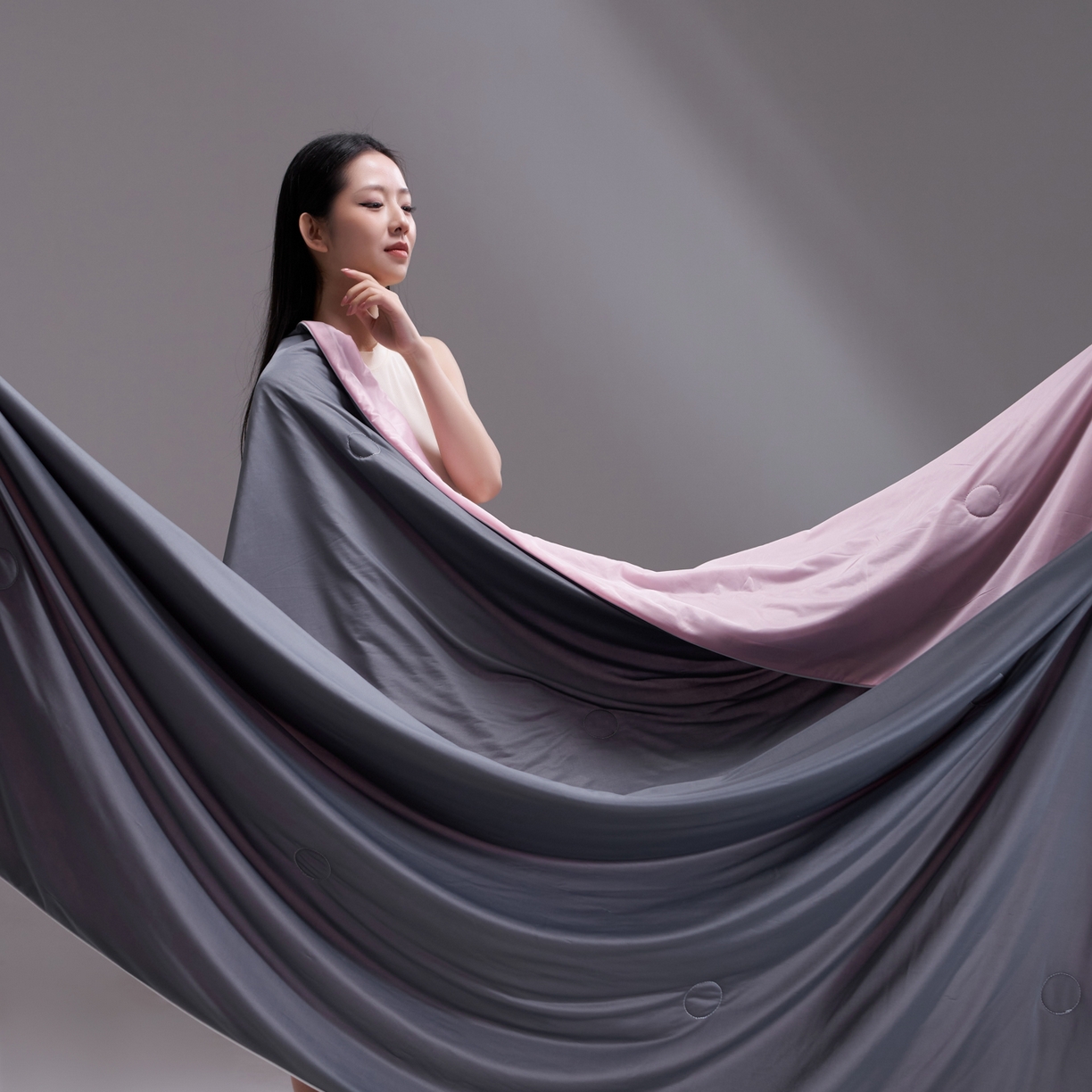 91家纺网 家纺一手货源 找家纺 佳轩家纺 2026新款超柔凉感丝夏被夏凉被空调被 雾灰粉