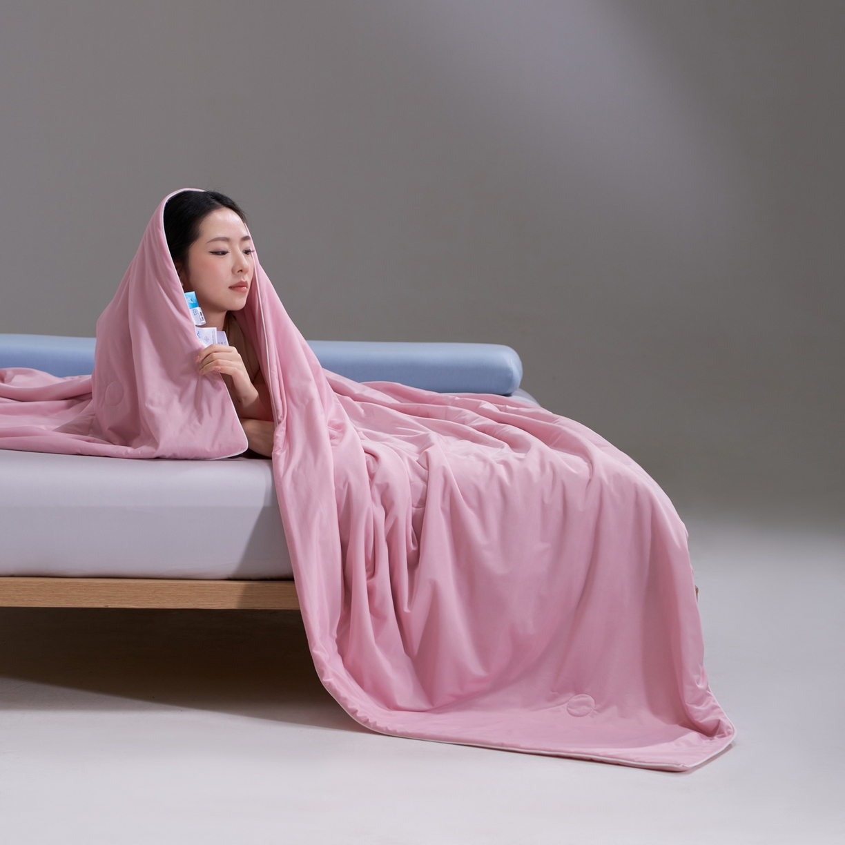 91家纺网 家纺一手货源 找家纺 佳轩家纺 2026新款超柔凉感丝夏被夏凉被空调被 豆沙粉