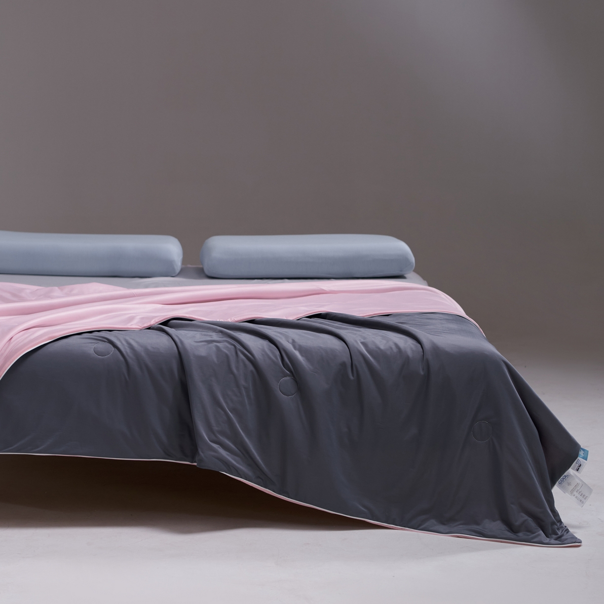 91家纺网 家纺一手货源 找家纺 佳轩家纺 2026新款超柔凉感丝夏被夏凉被空调被 雾灰粉