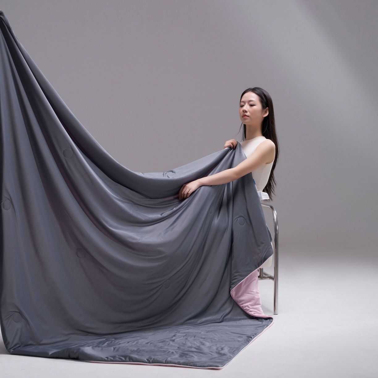 91家纺网 家纺一手货源 找家纺 佳轩家纺 2026新款超柔凉感丝夏被夏凉被空调被 雾灰粉