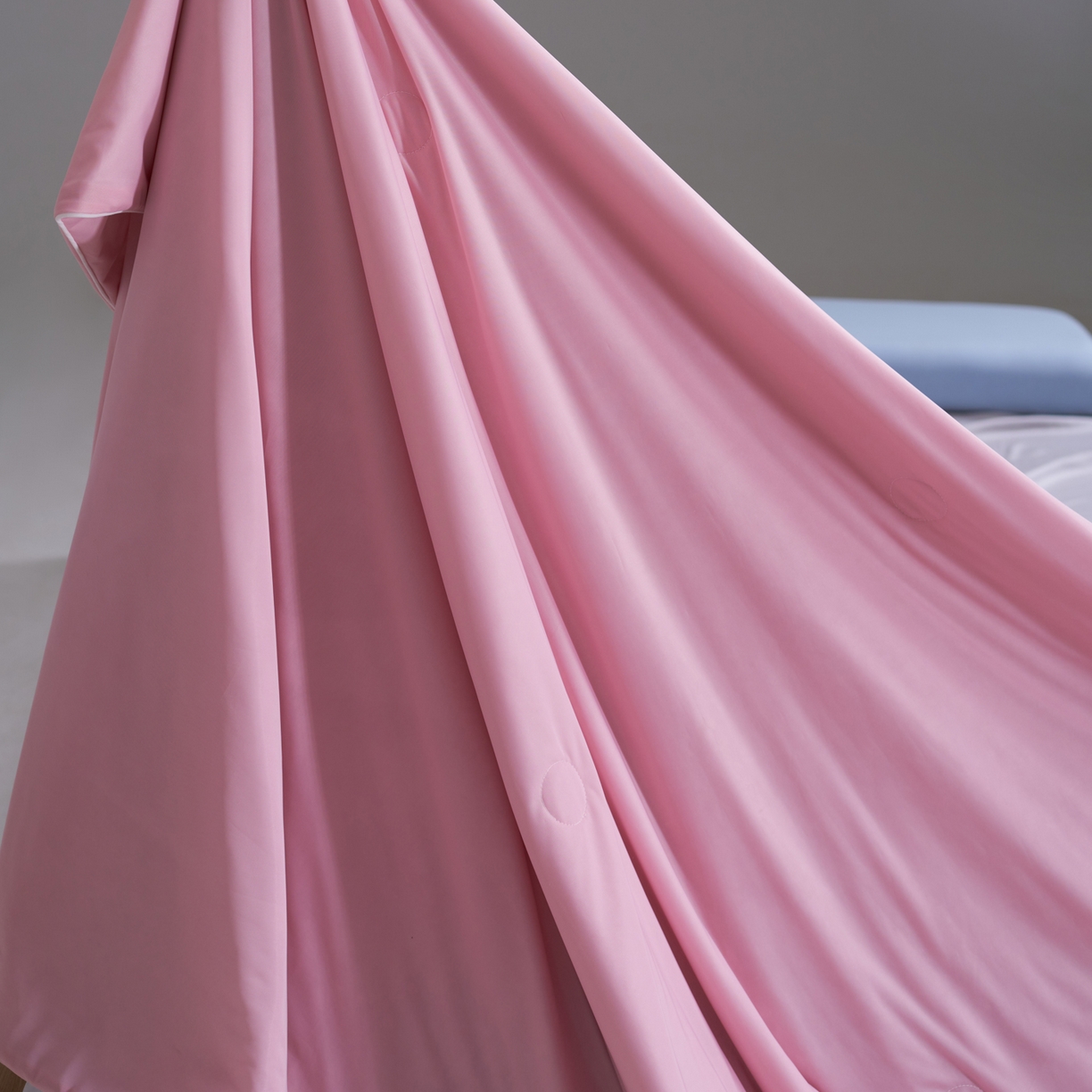 91家纺网 家纺一手货源 找家纺 佳轩家纺 2026新款超柔凉感丝夏被夏凉被空调被 豆沙粉