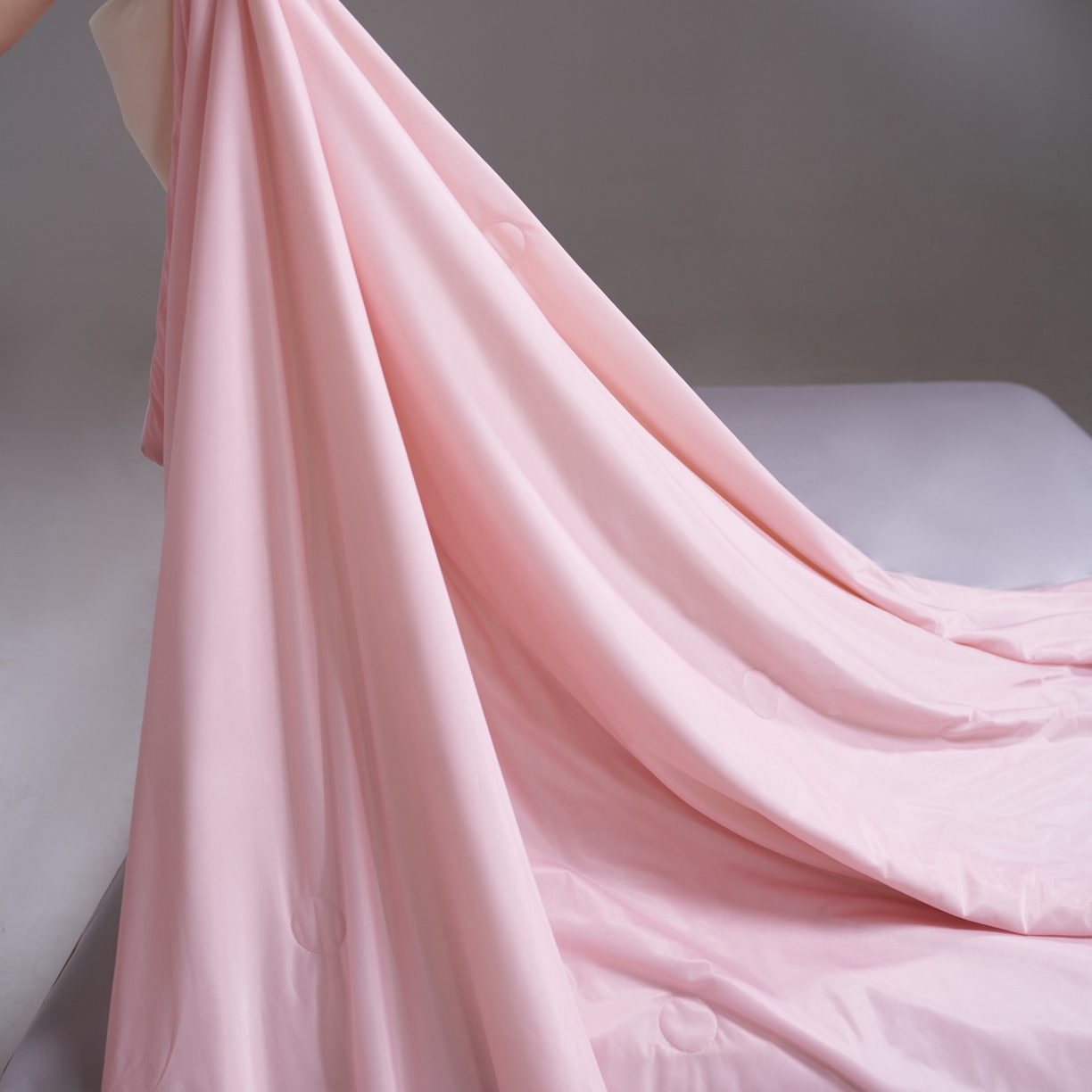 91家纺网 家纺一手货源 找家纺 佳轩家纺 2026新款超柔凉感丝夏被夏凉被空调被 浅粉-米黄